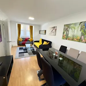 3 Bedrooms 3 Bathrooms Spacious House, Reception, Kitchen, Garden, Parking Apartamento