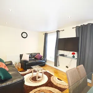 Modern 4 Bedroom Apartamento